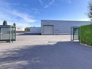 Prachtige loods te huur in Ooigem<br /><br />Ben je op zoek naar een veelzijdige ruimte voor je bedrijf? In Ooigem is deze prachtige loods van 600m² te huur, ideaal als werkplaats, opslagplaats of een combinatie van beide.<br /><br />De loods is uitstekend uitgerust voor professioneel gebruik. Een rolbrug van 5 ton maakt het verplaatsen van zware materialen eenvoudig, en de hoge sectionale poort zorgt voor vlotte toegang, ook voor grotere voertuigen.<br /><br />Een extra troef is de aanwezige natlakcabine, die je kan gebruiken. Dat maakt deze loods bijzonder interessant voor schrijnwerkers, metaalbewerkers of andere vakmensen.<br /><br />Ook aan parkeren is gedacht: er zijn meerdere parkeerplaatsen beschikbaar en er is camerabewaking.<br /><br />Deze verhuur valt onder het BTW-regime.<br /><br />Wenst u een bezoek aan deze loods? Bel Patricia van Maison R via 0479 368 349. We leiden u met plezier rond!