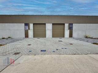 Nieuwbouw KMO-unit van 185 m² en 2 privatieve parkeerplaatsen te koop, de unit maakt deel uit van het gloednieuwe bedrijvenpark <strong>"BAZUIN",</strong> een gloednieuwe KMO-ontwikkeling gelegen op een strategische locatie in Roeselare. Het project bestaat uit een 80-tal multifunctionele units, samengebracht in verschillende bedrijfsverzamelgebouwen. De beschikbare oppervlaktes variëren van 60 m² tot 534 m², met de mogelijkheid tot samenvoeging tot grotere entiteiten. Afhankelijk van uw zoekcriteria, zijn de <strong>units beschikbaar met of zonder geïntegreerde kantoor -en/of woonruimte. </strong><br /><br />De casco magazijnen (brandklasse B) hebben een vrije hoogte van +/- 6 m en zijn opgebouwd uit een staalstructuur, gecombineerd met betonpanelen en geïsoleerde sandwichpanelen. Elke loods is voorzien van een automatische geïsoleerde sectionaalpoort (al dan niet met aparte toegangsdeur en glaspartij), een lichtstraat en een gepolierde polybetonvloer. Aansluitingen voor nutsvoorzieningen zoals stadswater, elektriciteit (25A - 3N400V) en telecom (data) zijn individueel voorzien. <br /><br />Het bedrijvenpark bevindt zich in een gebied voor ambachtelijke bedrijven en KMO's, en is geschikt voor een <strong>breed scala aan activiteiten</strong> zoals opslag, productie, verwerking, groothandel, ...<br />Dankzij de 15.300 m² aan groenaanleg en de integratie van woon-werkateliers, biedt Bazuin de ideale combinatie tussen bedrijvigheid en leefomgeving. <br /><br />Verder biedt het terrein uitgebreide parkeer -en manoeuvreerruimte, alsook parkeerplaatsen voor bezoekers en personeel. <br /><br />Contacteer <strong>PANORAMA B2B</strong> voor bijkomende inlichtingen, plannen of een vrijblijvend plaatsbezoek <strong>050 300 700</strong>.
