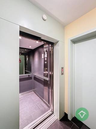 Dit instapklaar appartement met garage in het centrum van Torhout is gelegen in een modern gebouw dat in 2002 is gebouwd. Het appartement beschikt over 2 slaapkamers en heeft een bewoonbare oppervlakte van 91 m². <br /><br />Het appartement is voorzien van alle nodige comfort en heeft een lichte en zéér ruime woonkamer met aansluitend een groot zonneterras met zonneluifel, een keuken met aangrenzend een praktische berging, een badkamer met douche, een apart toilet in de inkomhal. <br /><br />De slaapkamers zijn ruim en bieden voldoende plaats voor een tweepersoonsbed en kasten. Ook is er een ruime privé kelderberging en een gemeenschappelijke fietsenberging.<br /><br />Voor wie op zoek is naar een comfortabel en modern appartement in Torhout, is dit zeker een interessante optie. Met zijn twee slaapkamers en ruime oppervlakte is het ideaal voor een klein gezin of een koppel dat graag wat extra ruimte heeft.<br /><br />Troeven van dit appartement:<br /><br />- instapklaar<br />- lift aanwezig<br />- energiezuinig energielabel B<br />- ruim appartement<br />- goede ligging <br />- garage<br /><br />Direct vrij. Huurprijs 750 €/mnd + 75 €/mnd syndickosten