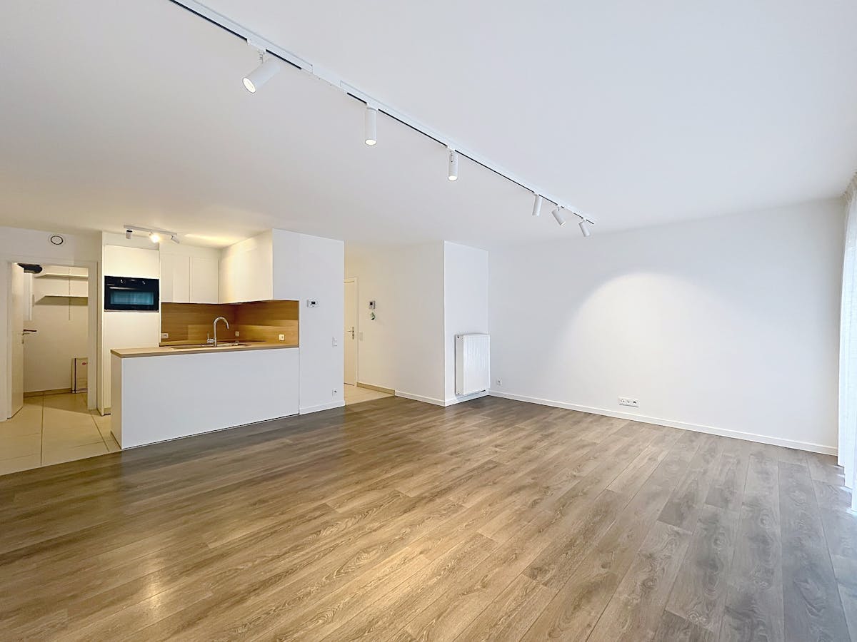 Gerenoveerd appartement met 2 slaapkamers en terras te huur in brugge - foto 3