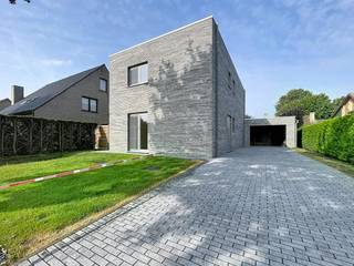 LIGGING:<br /><br />Deze woning is uitstekend gelegen in de Molenstraat, op een boogscheut van het gezellige centrum van Aalter. Winkels, scholen, supermarkten en horeca bevinden zich op wandel- of fietsafstand. Bovendien is de bereikbaarheid een absolute troef: zowel het treinstation van Aalter als de op- en afrit van de E40 (met een vlotte verbinding naar Gent en Brugge) zijn in slechts enkele minuten te bereiken.<br /><br />INDELING:<br /><br />Inkomhal - toilet - leefruimte - bureau - keuken (koelkast, vaatwas, inductie kookplaat, dampkap, gootsteen, microgolf, oven) - wasruimte met aansluiting wasmachine - bureauruimte - bovenhal - toilet - 3 slaapkamers - badkamer met bad en douche - doucheruimte - tuin - overdekt terras - bergingruimte - garage.<br /><br />EXTRA INFO:<br /><br />Deze woning is beschikbaar vanaf heden.<br />De verwarming is voorzien op basis van geothermie met zorgt voor een extreem energiezuinige woning. <br /><br />Deze extreem energiezuinige geothermiewoning beschikt over 18 zonnepanelen (piekvermogen 8,1 kWp) en een thuisbatterij (19,2 kW).<br />Daarenboven is er het Centraal Energie Management Systeem (LUKA - CEMS); dit zorgt automatisch voor maximaal gebruik van de zelf geproduceerde energie, het vermijden van piekverbruik (capaciteitstarief minimaliseren), afname van stroom van het elektriciteitsnet wanneer deze het goedkoopst is (bij dynamisch uurtarief).<br /><br />De eigendom is volledig geschilderd en overal voorzien van lichtarmaturen. Elk raam is voorzien van screens of automatische rolluiken.<br /><br />In de tuin kan je genieten van zalige buitenmomenten in combinatie met de netjes aangelegde tuin. Op de oprit is er voldoende plaats om de wagens comfortabel te kunnen parkeren.<br /><br />BEZOEKAANVRAAG:<br /><br />Interesse om deze woning te bezoeken? Vraag dan zeker je bezoek aan via MijnHuurprofiel! 