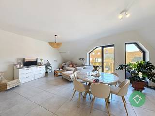 Dit ruim lichtrijke appartement is gelegen in het centrum van Gistel en biedt alle comfort voor een gezin. Met 3 slaapkamers en een bewoonbare oppervlakte van 129 m² is er voldoende ruimte voor iedereen. De badkamer is voorzien van alle nodige faciliteiten voor een ontspannend bad of een verfrissende douche.<br /><br />Het appartement is gloednieuw, met een bouwjaar van 2023, wat betekent dat het voldoet aan de laatste bouwnormen en energie-efficiëntie. De keuken is modern en volledig uitgerust, waardoor koken een plezier wordt. De woonkamer biedt een gezellige ruimte om te ontspannen en tot rust te komen na een lange dag.<br /><br />De ligging van het appartement is ideaal, met winkels, scholen en openbaar vervoer op wandelafstand. Daarnaast is er ook een ruime autostandplaats beschikbaar voor het stallen van een wagen.<br /><br />Dit appartement is de perfecte keuze voor wie op zoek is naar een comfortabele en ruime woonst in het hartje van Gistel. Met zijn moderne afwerking en praktische indeling is het de ideale plek om thuis te komen.<br /><br />Indeling appartement: <br />Gelijkvloers: lift, Gemeenschappelijke afgesloten binnentuin.<br />Verdiep +3: Inkom met apart toilet - leefruimte met open keuken voorzien van ingemaakte kasten, wastafel, inductiekookplaat, dampkap, oven, frigo en vaatwas - 2 terrassen waarvan 1 met prachtig zicht op de kerk en 1 met zicht op de binnentuin - berging/wasplaats - slaapkamer 1 - badkamer voorzien van ligbad, dubbele wastafel en inloopdouche.<br />Verdiep +4: Nachthal met 2 slaapkamers.<br />Verdiep -1: Gemeenschappelijke fietsen-en vuilnisberging - aankoop ondergrondse private parkeerplaats mogelijk (24.000 €).<br /><br />Troeven van dit appartement:<br />- volledig geschilderd<br />- voorzien van warmtepomp<br />- instapklaar<br />- Energielabel A<br /><br />Prijs appartement: 319 000 €<br />Prijs ondergrondse parkeerplaats: 24 000 €<br /><br />Grondwaarde onder verkooprechten en constructiewaarde onder 21 % BTW