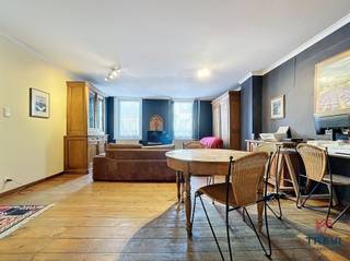 Située au coeur de la rue commerçante de Tubize, spacieuse maison de commerce offrant de multiples possibilités! Celle-ci est composée d'un...