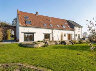 Bois-de-Lessines, dans une rue et un environnement campagnard et calme, une très grande et belle propriété riche en histoire proposant de...