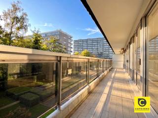 <p><span>Appartement rénové de 2 chambres à coucher sur la Fruithoflaan</span></p><p><span>Cet appartement de 2 chambres à coucher prêt à l'emploi, calme mais situé au centre, avec une grande terrasse orientée au sud, une cave, un abri à vélos et un garage box, bénéficie d'une situation centrale sur la Fruithoflaan à Berchem. Cette propriété est à distance de marche des magasins, des transports publics, des routes d'accès importantes, des écoles,... </span></p><p><span> </span></p><p><span>L'appartement se compose comme suit :</span></p><p><span> </span></p><p><span>Hall d'entrée :</span></p><p><span>Vous entrez dans l'appartement par le hall d'entrée qui dispose d'une armoire encastrée et donne accès à la cuisine, à l'espace de vie et au hall de nuit.</span></p><p><span> </span></p><p><span>Cuisine :</span></p><p><span>La cuisine est équipée d'une cheminée à gaz de haute qualité avec une hotte mécanique. Il y a également un four et un lave-vaisselle. En outre, le plan de travail en pierre naturelle offre un grand espace de travail et de nombreux placards et rangements.</span></p><p><span> </span></p><p><span>Espace de vie et chambres :</span></p><p><span>Le salon, spacieux et surtout accueillant, jouit d'une grande luminosité grâce aux fenêtres rénovées qui donnent accès à la terrasse. Il est situé sur un beau sol stratifié et est équipé de connexions pour la télédistribution. </span></p><p><span>Les deux chambres spacieuses (9,5 m² et 16 m²) bénéficient d'une belle lumière naturelle et offrent un accès à la terrasse spacieuse et ensoleillée avec une orientation sud.</span></p><p><span> </span></p><p><span>Salle de bains et toilettes :</span></p><p><span>La salle de bains carrelée est équipée d'un lavabo avec son armoire de toilette et d'une belle douche à l'italienne. </span></p><p><span>Les toilettes se trouvent dans une pièce séparée et sont équipées d'un lave-mains et d'une ventilation naturelle.</span></p><p><span> </span></p><p><span>Loyer et disponibilité</span></p><p><span>Loyer : €815/mois + €85/mois (garage box)</span></p><p><span>Charges : €180,00/mois (eau, chauffage central, frais d'entretien et de consommation de la communauté et ramassage des ordures)</span></p><p><span>Disponibilité : 1/09/2026</span></p><p><span> </span></p><p><span> </span></p><p><span>Biens complémentaires :</span></p><p><span>- Abri à vélos</span></p><p><span>- Garage box</span></p><p><span>- 3 fenêtres double vitrage</span></p><p><span>- Mobiscore 9,4/10</span></p><p><span>- Rénovation récente</span></p>