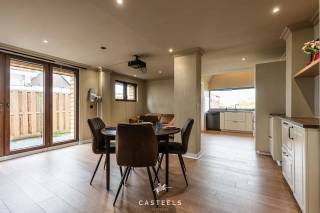 Deze gerenoveerde open bebouwing (2024) combineert comfort, energiezuinigheid en een rustige ligging met open zicht op het achterliggende...