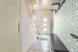 rong&gt;Te koop: Toffe gezinswoning in een residentiële buurt van Waregem, vlak bij het centrum van Nieuwenhove.
<p>Deze woning onderging al tal van renovaties waaronder het dak, de ramen en de badkamer. Achteraan de woning werd een volledig nieuwe uitbouw geplaatst met nieuwe keuken. Aansluitend kan je de eetkamer en living terugvinden. Op het gelijkvloers is ook nog een praktische wasberging en technische ruimte aanwezig.<br /><br />Op het eerste verdiep hebben we 3 slaapkamers en een badkamer. De badkamer is voorzien van bad, douche, dubbele lavabo en toilet. Via een vaste trap kan je ook nog de zolderkamer/ slaapkamer bereiken.</p>
<p><strong>Troeven:</strong><br />• Centrale ligging in Waregem nabij voorzieningen<br />• 3 volwaardige slaapkamers<br />• Energiezuinig met EPC-label B</p>
<p> </p>
<p>Neem vandaag nog contact op voor meer informatie of een bezoek.</p>
<p>JOUW DROOMHUIS. ZO GEVONDEN!</p>