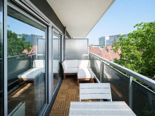 <strong>Dit instapklare 2-slaapkamer appartement (ca. 100 m² bvo) met twee terrassen bevindt zich op de vijfde verdieping (met lift) van een verzorgde residentie, op fietsafstand van het Gentse stadscentrum (via het water) en met een vlotte verbinding naar de belangrijkste invalswegen.</strong><br /><br />Via de ruime inkomhal met vestiaire bereikt u de lichtrijke leef- en eetruimte aan de voorzijde, die aansluit op de open keuken met kookeiland en een klein terrasje. Centraal in het appartement bevinden zich een gastentoilet en een stijlvolle badkamer met inloopdouche. Achteraan liggen de twee slaapkamers, die beide rechtstreeks toegang bieden tot het aangename zonneterras.<br /><br />Een belangrijke troef is de recente vernieuwing van de keuken, badkamer en het gastentoilet, waardoor u zonder zorgen kunt intrekken. Dankzij het EPC A-label geniet u bovendien van een energiezuinig appartement met een zeer laag energieverbruik.<br /><br />De ondergrondse kelderberging is inbegrepen in de vraagprijs. Er wordt geen vaste parkeerplaats of garagebox verkocht. <br /><br /><strong>Ideaal voor jonge koppels, woning verlaters of ouders van studerende kinderen die op zoek zijn naar een instapklaar appartement op een bereikbare locatie. </strong><br />