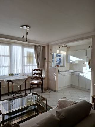 Residentie Leokadia is een appartementencomplex gelegen in het hart van Oostende, een bruisende kuststad in België. Dit moderne gebouw biedt een mix van comfortabele en stijlvolle appartementen die perfect zijn voor woonst of zowel korte als lange verblijven.<br /><br />De appartementen zijn voorzien van alle gemakken die u zich kunt wensen, waaronder een volledig uitgeruste keuken, een ruime woonkamer en een balkon. Er zijn 2 volwaardige slaapkamers. Daarnaast is er ook een lift in het gebouw, waardoor de appartementen toegankelijk zijn voor mensen met beperkte mobiliteit.<br />Op wandelafstand vindt u tal van restaurants, winkels en bezienswaardigheden, waaronder het prachtige strand en de levendige boulevard. Daarnaast zijn er ook goede verbindingen met het openbaar vervoer, waardoor u gemakkelijk de rest van de stad en de omliggende regio kunt verkennen.<br /><br />Of u nu op zoek bent naar een comfortabele uitvalsbasis voor een ontspannen strandvakantie of een appartement om te wonen, da biedt dit pand alles wat u nodig heeft voor een aangenaam verblijf in Oostende. Eventuele overname meubels is bespreekbaar. Fietsenberging aanwezig.