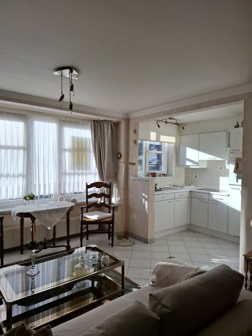 Ruim en lichtrijk tweeslaapkamerappartement op wandelafstand van zee. - foto 3