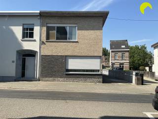 <p><span>Cette belle maison de 3 chambres à coucher avec des caractéristiques uniques se trouve près du centre de Kontich.</span></p><p><span>Proche des arrêts de bus, des magasins, des routes d'accès importantes, des écoles, ...</span></p><p><span> </span></p><p><span>Disposition :</span></p><p><span>Nous entrons dans la propriété par le côté, en empruntant la longue allée qui peut accueillir plusieurs voitures. Nous entrons dans un hall d'entrée spacieux, où nous trouvons un petit débarras pour les manteaux, une toilette séparée et les escaliers menant au premier étage.</span></p><p><span>Par le hall d'entrée, on accède au grand espace de vie avec des fenêtres sur deux côtés qui laissent entrer beaucoup de lumière.</span></p><p><span>La cuisine ouverte se trouve de l'autre côté de l'espace de vie ; elle vient d'être installée et est entièrement équipée.</span></p><p><span> </span></p><p><span>Après la cuisine, nous pouvons emprunter les escaliers pour accéder à la salle de stockage du sous-sol où il y a beaucoup d'espace de rangement.</span></p><p><span>A l'arrière du bâtiment, nous trouvons la véranda avec des placards de rangement intégrés et le branchement pour la machine à laver.</span></p><p><span>Enfin, nous trouvons la terrasse arrière et le garage. Le garage est suffisamment grand pour accueillir deux voitures ou pour servir d'espace de rangement supplémentaire.</span></p><p><span> </span></p><p><span>Au premier étage se trouvent les trois chambres, dont une plus petite et deux très spacieuses. Toutes les chambres sont équipées de placards.</span></p><p><span>Entre deux des chambres se trouve la salle de bains, qui est équipée de tout le confort : baignoire, douche, toilettes, </span></p>