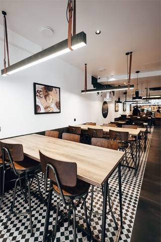 Compleet vernieuwd commercieel pand, gelegen in het beste gedeelte van de Kattestraat, nabij ‘Fnac’, ‘JULES’, ‘Holland and Barret’, ‘Neuhaus’,...