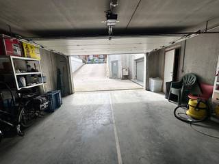 Garage double avec portail automatique à vendre. Situé dans la résidence Cobourg de la Rodestraat à Furnes.Dimensions du garage- largeur : 5,65...