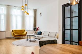 <p>Welkom op ’t Zuid, the place to be in Antwerpen! Deze prachtige gezinswoning bevindt zich op een bruisende locatie vlakbij de gegeerde Marnixplaats en wordt omringd door tal van populaire hotspots waaronder het Zuidpark, de Scheldekaaien, culturele trekpleisters, trendy bars én restaurants. Kortom een plek waar levensgenieters zich meteen thuis voelen!</p>
<p>Je komt binnen via de inkomhal die grenst aan een polyvalente ruimte, voorzien van een praktisch geïnstalleerde keuken, die je nog volledig naar hartenwens kan benutten. Via de schuifdeur stap je zo de overdekte stadskoer (23 m²) op, deze zalige buitenruimte vormt een plek waar rust en privacy gegarandeerd is. Verder is er op het gelijkvloers nog een badkamer voorzien met een douche en aansluitingen voor was- en droogmachine.</p>
<p>Op de eerste verdieping ontdek je de lichtrijke leefruimte welke baadt in het natuurlijk daglicht door de grote raampartijen. Aangrenzend heb je de moderne semi-open keuken die werd ingericht met een kookeiland en hoogwaardige toestellen. Deze ruimte geeft eveneens uit op een gezellig terrasje. Via de authentieke trap bereik je de bovenliggende verdiepingen waar er maar liefst 3 volwaardige slaapkamers (26 m², 25 m² & 12 m²) op je wachten. De tweede badkamer geniet van een unieke uitstraling dankzij het contract tussen marmeren-look wandtegels en robuuste zwarte accenten. Deze werd bovendien luxueus uitgerust met een vrijstaand bad, ruime inloopdouche, handdoekradiator en een dubbele lavabo in een trendy meubel.</p>
<p>Als kers op de taart vervolledigt de garage van 16 m² het geheel, een absolute troef in de levendige stad.</p>
<p><strong>Technische gegevens: Kelder en zolderruimte aanwezig! </strong>Centrale verwarming op gas via een condenserende ketel, voornamelijk HR-beglazing en dubbele beglazing in aluminium en PVC. <strong>Elektriciteit is conform! </strong></p>
<p><strong>Stedenbouwkundige inlichtingen en bodemattest in aanvraag. Asbestveilig (maar niet asbestvrij). Bevindt zich niet in een risicozone voor overstromingen (P- en G-score C). Renovatieverplichting niet van toepassing. Stedenbouwkundige overtredingen gekend. </strong></p>