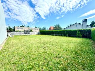 TOPGELEGEN BOUWGROND voor HOB. Gelegen aan De Jager, genietend van rust, doch VLOT BEREIKBAAR. Geen bouwverplichting. UITWEG aan de beide kanten,...