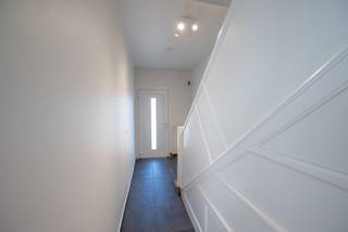 Deze pas gerenoveerde woning met veel lichtinval ligt op een rustige locatie in Zulte.Indeling van de woning:- Inkomhal- Lichtrijke woonkamer- Keuken...