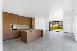 Deze prachtige halfopen nieuwbouwwoning is gelegen in een doodlopende straat, pal in het centrum van Berendrecht. Dankzij de centrale ligging zijn winkels, scholen en het openbaar vervoer vlot bereikbaar. De bijna-energie-neutrale (BEN) woning werd recent gebouwd en straalt modern wooncomfort uit. Dankzij het E-peil 23 zal de BEN-woning de eerste 5 jaar vrijgesteld zijn van onroerende voorheffing. U komt binnen via een ruime, open inkomhal op tegelvloer die uitkomt op een lichtrijke leefruimte met open keuken. Grote raampartijen aan beide zijden zorgen voor een overvloed aan natuurlijk licht en een aangenaam ruimtegevoel. Op het gelijkvloers bevindt zich verder een praktische slaapkamer, een berging/wasplaats en een apart gastentoilet. De bovenverdieping omvat een nachthal, twee slaapkamers, een moderne badkamer met douche, wastafel en hangtoilet, evenals een aparte technische ruimte. Buiten geniet u van een onderhoudsvriendelijke tuin op een perceel van 355 m². Met zijn noord oriëntatie is dit een perfect plekje om tot rust te komen. Vooraan is er een autostaanplaats op de oprit voorzien. De woning beschikt bovendien over 5 zonnepanelen. <br />Belangrijk: de aankoop van deze woning valt onder het btw-regime. Op de verkoopprijs is 21% btw van toepassing (geen registratiebelasting).