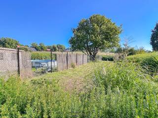 <strong>DE PERFECTE, BETAALBARE GEZINSWONING MET MAAR LIEFST 4 RUIME SLAAPKAMERS!! Betreft een INSTAPKLARE HALFOPEN BEBOUWING MET APARTE GARAGE</strong> nabij het centrum.  Op het gelijkvloers bevinden zich een ruime inkomhal, <strong>een GROTE LICHTRIJKE LEEFRUIMTE MET EETPLAATS</strong>, tussen ruimte/ ontbijthoek, ingerichte keuken, berging en gastentoilet. De eerste verdieping telt <strong>TWEE VOLWAARDIGE SLAAPKAMERS</strong>, een royale nachthal en een ruime badkamer met ligbad en douche.  De zolderverdieping biedt <strong>nog 2 EXTRA KAMERS</strong>, ideaal als <strong>SLAAPKAMER, BUREAU OF HOBBYRUIMTE</strong>. Een praktische kelder zorgt voor bijkomende opbergruimte. De <strong>MOOIE TUIN MET GROOT ZONNETERRAS</strong> en open uitzicht garandeert <strong>RUST EN PRIVACY</strong>, terwijl de oprit en <strong>AANGEBOUWDE GARAGE</strong> het geheel compleet maken. Perfect voor gezinnen die een <strong>INSTAPKLARE WONING MET TUIN EN GARAGE ZOEKEN IN EEN CENTRALE, GROENE OMGEVING.</strong><br /><br />Onmiddellijk beschikbaar! <br /><br />Adres: Spoorweglaan 39 te Leupegem (Oudenaarde)<br /><br />G-score + P-score B. Geen renovatieverplichting van toepasssing. 