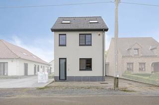 Indeling & troevenGelijkvloers: inkomhal met gastentoilet, leefruimte met eet- en zithoek, bureelruimte, volledig uitgeruste keuken, grote berging/wasplaats. verdieping: 3 slaapkamers waaronder een prachtige, lichtrijke zolderkamer, moderne badkamer met ligbad én douche. Blinkvanger is hier het hoge plafond met velux die zorgt voor optimaal daglicht. Carport voor meerdere wagens, die tegelijk dienstdoet als overdekt terrasAchteraan voorziet het percele nog een 75 m², ideaal om als tuin in te richten (mits doorgang via carport)Onderhoudsvriendelijk, perfect voor drukbezette koppels of investeerders!Ons rendementsrapport kan u terugvinden bij de downloads. De woning is slim ingedeeld en afgewerkt met oog voor comfort. De onderhoudsvriendelijke materialen en het instapklare karakter maken dit huis bijzonder aantrekkelijk. Bovendien is de ligging in Alken een absolute meerwaarde: rustig wonen met alle nodige voorzieningen in de buurt.Waarom kiezen voor deze woning in Alken?Volledig gerenoveerd, dus geen zorgen of bijkomende kostenBen je op zoek naar een energiezuinige en onderhoudsvriendelijke woning in Alken? Dan is dit instapklare huis absoluut een bezoek waard!