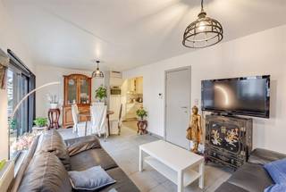 Dit instapklaar, recent appartement is gelegen op top ligging en biedt alle stadsfaciliteiten binnen handbereik, zoals winkels, scholen...