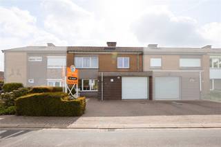 Uiterst rustig gelegen gezinswoning met tuin grenzend aan stiltegebied, doch op wandelafstand van centrum Galmaarden. EPC C !!! Deze gerenoveerde woning bestaat uit een inkomhal met gastentoilet, living / eetplaats met nieuwe ingerichte open keuken met eiland en inpandige garage/ berging. Het verdiep herbergt 2 slaapkamers en bureau (of 3de slaapkamer) en nieuwe luxe badkamer met inloopdouche en bad. Apart toilet op verdiep. EPC 236 C, elektriciteit conform tot 2046. asbestattest (alle asbest is reeds verwijderd behalve roofing) Een buitenkans! Te bezoeken