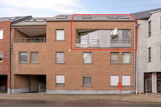 Dit duplex-appartement met 2 ruime slaapkamers is gelegen in Kessel-Lo. Op slechts 10 minuten fietsen van Leuven centrum.<br /><br />Dit appartement heeft een inkomhal met ruimte voor een vestiairekast. Verder is er een grote, lichtrijke leefruimte met volledig uitgeruste en open keuken.<br /><br />Het appartement beschikt over 2 ruime slaapkamers van 14m² en 12,5m² en een badkamer met bad/douche en toilet.<br /><br />Verder is er nog een wasplaats met aansluiting voor een wasmachine en droogkast.<br /><br />Tot slot is er een klein terras, een gemeenschappelijke tuin, een autostaanplaats en een private kelderberging.<br /> <br />Alle tellers zijn individueel en de verwarming is op gas. Elektriciteit is conform. EPC B.<br /><br />De parking dient bij gehuurd te worden voor 105 euro per maand. De gemeenschappelijke kosten bedragen 120 euro per maand. De volledige huurprijs bedraagt 1220 euro per maand.<br /> <br />Onmiddellijk beschikbaar! <br /> <br />Bij verdere vragen of interesse kan u mij steeds bereiken.