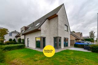 Recente woning met 3 slaapkamers gelegen in een zeer rustige ligging doch vlakbij het centrum van Gistel met alle nodige winkels en het...