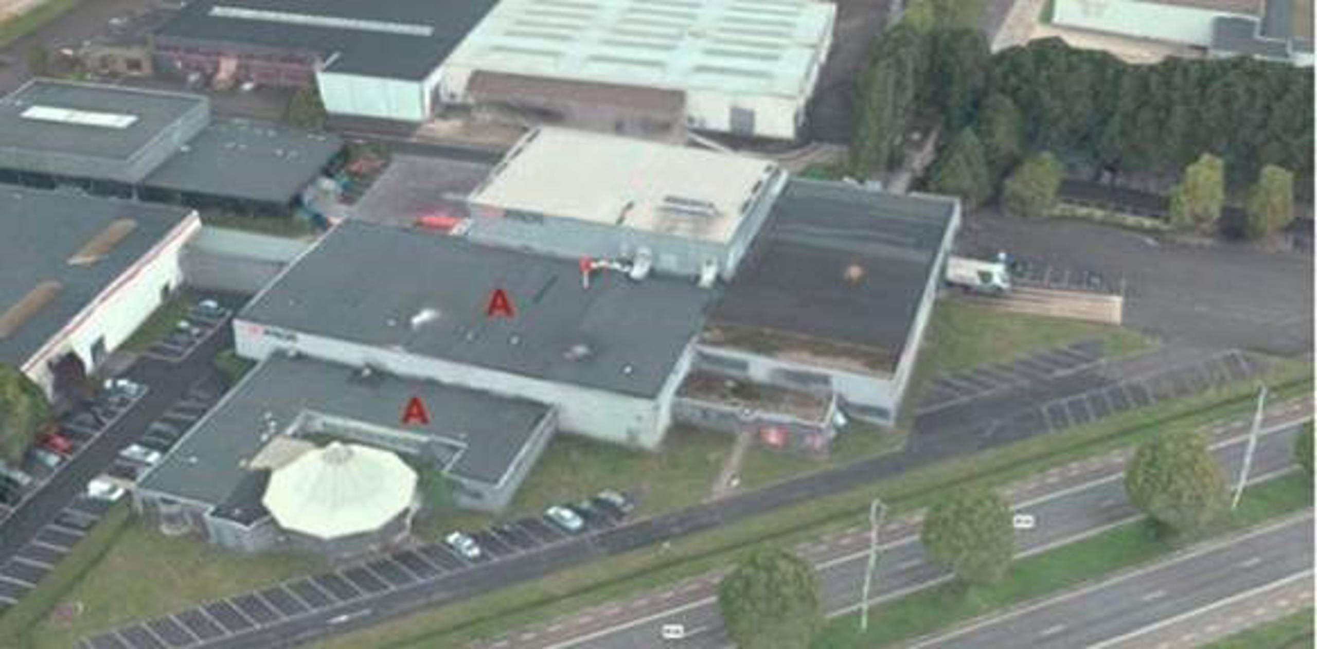 Magazijn 900m² met kantoor/showroom 450m² en ruime parking - foto 4