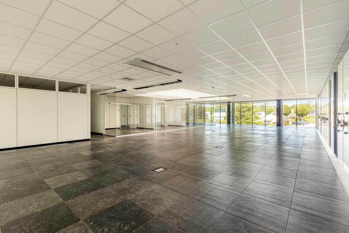 Kantoor (386 m²) te Loppem, direct aan de op- en afrit E40. - foto 3