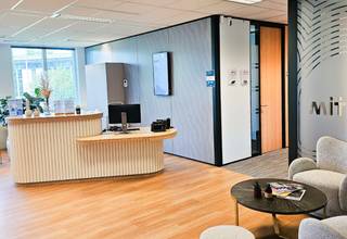 Instapklare kantoren te huur in Waver.Dit gebouw biedt aanpasbare privékantoren, coworkingruimte en vergaderzalen die u flexibel kunt gebruiken...