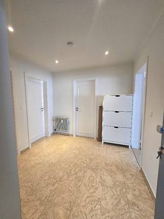GEZELLIG APPARTEMENT 112m² in hartje Sint-Niklaas (op wandelafstand van het stadspark en de Grote Markt):<br />Indeling: inkomhal met inbouwkast, ruime living +/-40m² met parketvloer, aparte keuken met toestellen, badkamer met ligbad/douche en lavabomeubel + toilet, <br />2 slaapkamers met laminaatparket. Vooraan het appartement bevindt zich een balkonserre-wintertuin.(oftewel<br />Het appartement is VOLLEDIG NIEUW HERSCHILDERD en is beschikbaar vanaf uiterlijk 1/10/2026 (oftewel eerder mits afspraak met de huidige huurder (ten vroegste 1/08) ! HUURPRIJS: 850€/maand + gemeenschappelijke provisiekost warm water & verwarming: +/- 100€/maand, verrekenbaar o.b.v. individueel verbruik (calorimeters) - EPC: 197 kWh/m² - B-score