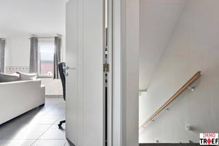 Dit gezellig duplex-appartement is gelegen in Denderbelle, vlakbij openbaar vervoer, scholen en winkels. Indeling: inkomhal, een gastentoilet,...