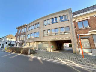 MAIL NAAR CHADIA@WIJSVASTGOED.BE VOOR EEN BEZOEKAANVRAAG ! <br />Dit gezellig gelijkvloers twee slaapkamer appartement ligt op een centrale locatie in het centrum van Lochristi (Wachtebeke) en is ideaal voor wie een vlotte verbinding wenst richting de winkels &amp; de invalswegen ! Dit pand werd mooi onderhouden en met zijn goed EPC label zijn lage energiekosten gegarandeerd. Door de totaal isolatie &amp; aanwezigheid van HR-glas kan u ten volle genieten van de rust in het appartement. Alle ruimtes zijn zeer logisch, volwaardig &amp; lichtrijk, het is er echt aangenaam vertoeven ! Achteraan het gebouw is er nog een mogelijkheid om een aparte garagebox bij te huren. <br /><br />Indeling: inkomhal, leefruimte met eet- en zithoek, wasplaats/berging (ingemaakte kasten), moderne geïnstalleerde keuken, nachthal met vestiare, apart toilet, 2 slaapkamers en de badkamer met inloopdouche. <br />+ het aangenaam zonneterras achteraan (100% privacy!)<br /><br />Verhuring op langer termijn mogelijk ! <br />Meer info of een bezoek? Mail naar chadia@wijsvastgoed.be