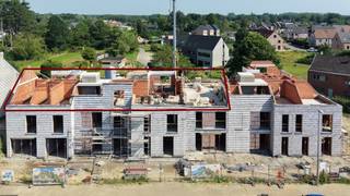 SCHRIEK CENTRUM op 400 meter van grens met Keerbergen.<br />BEZOEK HET PENTHOUSE na afspraak <br />De werken zijn in uitvoering - oplevering 4/2027 - REEDS 80% VERKOCHT.<br />6% BTW mogelijk voor eigen enige woonst of verhuur (onder voorwaarden).<br />Penthouse van 152m² met zeer ruim zuiderterras van 30m² in het stijlvolle nieuwbouwproject ‘Hof ter Hooghe’ op de 2de verdieping met lift.<br />Zeer energiezuinig BEN-appartement (Bijna Energie Neutral) met warmtepomp geothermisch met vloerverwarming + vloerkoeling (geothermisch = grondboringen met grondwarmte = de meest energiezuinige verwarming) + zonnepanelen.<br />Op een uniek zuid gericht perceel van 27 are met mooie aangelegde tuin met 16 nieuwe loofbomen.<br />Gunstig gelegen in het centrum van Schriek, nabij de grens met Keerbergen, op wandelafstand van winkels, diensten, scholen, ontspanning en openbaar vervoer.<br />Omvat: inkomhal, wc, living 59m² met open volledig ingerichte keuken, wasplaats-berging, 2 bad-of douchekamer, 3 slaapkamers.<br />Het project is tevens voorzien van een ruime gemeenschappelijke fietsenberging op het gelijkvloers, ondergrondse garageboxen en autostaanplaatsen, privé kelders, en een vuilnisberging in bijgebouw in achtertuin.<br />Verkoop BTW-stelsel - aankopen aan 6% BTW mogelijk onder voorwaarden op constructiewaarde - grondwaarde 12% registratie.<br />Stedenbouw info: omgevingsvergunning uitgereikt bouwen 13 appartementen - woongebied - niet gelegen in verkaveling - geen voorkooprecht ruimtelijke ordening - geen rechterlijke herstelmaatregel of bestuurlijke maatregel opgelegd - niet overstromingsgevoelig.