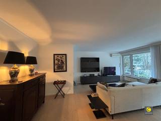 <p><span>Ruim 2 slaapkamer appartement te huur met zonnig terras!</span></p><p><span>Dit appartement is centraal gelegen op de Fruithoflaan met een velostation en bushalte voor het gebouw (90, 91, 92) en lokale winkels op wandelafstand (supermarkt Delhaize, Kaasaffineurs Van Tricht, traitteur-slagerij Finebek, bakkerij Verelst, Atelier 11 en chocolatier Godiva,…) Ook met de wagen bent u zo bij de autostrades en heeft u een uitstekende verbinding richting Antwerpen, Mechelen en Brussel. Dit 2 slaapkamer appartement is ideaal voor een jong koppel, oudere personen of een alleenstaande!</span></p><p><span> </span></p><p><span>Het appartement heeft de volgende indeling:</span></p><p><span> </span></p><p><span>Inkomhal:</span></p><p><span>U betreedt het appartement via de centrale inkomhal met videofoon en gepantserde deur. </span></p><p><span> </span></p><p><span>Leefruimte & keuken:</span></p><p><span>Via de vernieuwde keuken (met o.a. keramisch kookvuur, dampkap, afwasmachine, spoelbak, micro, oven, ijskast en diepvries) heeft u toegang tot het grote zuidwest georiënteerde terras. Hierbij mag een zonneluifel over de volledige breedte niet ontbreken. </span></p><p><span>Alle ramen zijn tevens voorzien van dubbele beglazing en automatische rolluiken. </span></p><p><span>De leefruimte op parket kan opgedeeld worden in een eetkamer en salon. </span></p><p><span>Tevens zijn de leefruimte en slaapkamers voorzien van airconditioning. </span></p><p><span> </span></p><p><span>Badkamer & slaapkamers:</span></p><p><span>Via de nachthal heeft u toegang tot het toilet, een ingebouwde vestiaire kast, de twee ruime slaapkamers en de badkamer met een lavabomeubel, douche en aansluiting voor een wasmachine.</span></p><p><span>De tweede slaapkamer heeft tevens een privatief noord-oost georiënteerd terras. </span></p><p><span> </span></p><p><span>Garage:</span></p><p><span>De ondergrondse garagebox kan mee gehuurd worden aan €125,00 / maand maar is niet verplicht.</span></p><p><span> </span></p><p><span>Huurprijs en beschikbaarheid:</span></p><p><span>Huurprijs</span><span>: €1.100/ maand</span></p><p><span>Maandelijks kosten:</span><span> €250,00 - verbruik gemeenschappelijke delen, centrale verwarming en water</span></p><p><span>Beschikbaar: </span><span>01/03/2026</span></p><p><span> </span></p><p><span>Extra troeven:</span></p><ul><li><span>Toplocatie</span></li><li><span>Ruim zuid-west zonneterras</span></li><li><span>Airconditioning</span></li><li><span>Garagebox met automatische poort</span></li><li><span>Mobiscore: 9.5/10</span></li></ul><p><span> </span></p><p><span> </span></p><p><span>Bezoek inplannen kan via onze website www.coprimmo.be</span></p>