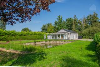 <strong>Charmante chalet met vijver op 1.059 m² in Laakdal (Veerle).</strong><br /><br />Op zoek naar een plek waar rust, groen en comfort samenkomen?<br />Deze verzorgde vrijstaande chalet in Laakdal biedt 81 m² woonruimte, volledig gelijkvloers, op een mooi perceel van maar liefst 1.059 m².<br /><br />Een chalet die vooral verrast zodra je binnenstapt. De gezellige leefruimte met open keuken wordt gekenmerkt door een warme landelijke uitstraling, een hoog plafond en veel natuurlijk licht. Aansluitend bevindt zich de bijzonder aangename veranda, met een prachtig zicht op de tuin en de eigen vijver. Een heerlijke plek om in elk seizoen van het groen en de rust te genieten.<br />De keuken is praktisch ingericht en voorzien van de nodige toestellen. Verder beschikt de chalet over een slaapkamer met ingebouwde kasten, een verzorgde badkamer met ruime inloopdouche en dubbele wastafel, een afzonderlijk toilet en een praktische was-/technische ruimte. De ruime bergzolder biedt eveneens extra bergruimte.<br /><br />Maar de echte troef bevindt zich buiten. Het perceel is grotendeels omgeven door hoge hagen en groen, is volledig omheind en beschikt over een poort waardoor u geniet van voldoende privacy. De vijver vormt het centrale element van de tuin en geeft het geheel een bijzonder rustgevend karakter. Aan de waterkant bevindt zich bovendien een gezellig tuinhuis met terras. Rond de woning is er ruim voldoende plaats voor meerdere wagens.<br /><br />De chalet verkeert over de gehele lijn in perfecte staat, is voorzien van alle moderne comfort en isolatie. Zo is er airco voorzien en zijn er zestien zonnepanelen die instaan voor elektriciteit en de verwarming.<br /><br />Een charmant en comfortabel vakantieverblijf voor wie graag ontsnapt aan de drukte en houdt van ruimte, privacy en groen, zonder in te boeten aan hedendaags wooncomfort.<br /><br /><strong>Belangrijk:</strong> deze chalet is bestemd als vakantieverblijf. Permanente bewoning en het vestigen van een domicilie op dit adres zijn niet mogelijk.<br /><br />Interesse?<br />We nemen graag de tijd om je deze woning ter plaatse te laten ontdekken.<br />📞 014 84 83 69<br />✉️ info@sublimmo.be<br />