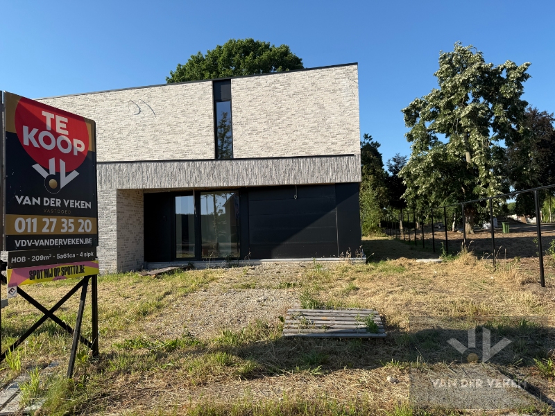 Ruime en volledig afgewerkte half open BEN-woning met 4 slaapkamers te bewonderen in het gezellige Kermt. - foto 1