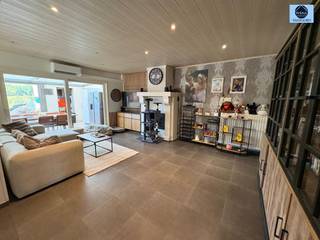 <p><span>HOB MET 3 KAMERS, TUIN EN GARAGE</span></p><p><span>Richtprijs : 349.000 euro</span></p><p><span> </span></p><p><span>Deze woning is gelegen in het landelijke Zandbergen, kortbij scholen en openbaar vervoer.</span></p><p><span> </span></p><p><span>Beneden treft u een inkomhal, apart toilet, badkamer voorzien van dubbele lavabo en douche, ruime leefruimte met volledig uitgeruste keuken en 1 slaapkamer.</span></p><p><span> </span></p><p><span>Boven zijn er 2 slaapkamers en een berging. </span></p><p><span> </span></p><p><span>Achteraan is er ruime veranda met uitzicht over de velden. </span></p><p><span> </span></p><p><span>Het perceel beschikt over een garage met extra bergingen van +- 45m², een ruim terras en tuin. </span></p><p><span> </span></p><p><span>Troeven</span><span>: </span></p><p><span> </span></p><ul><li><span>Epc C, geen rennovatieplicht </span></li><li><span>Rustige ligging </span></li><li><span>Warmtepomp en 16 zonnepanelen aanwezig </span></li><li><span>Ruime garage en bergingen </span></li></ul><p><span> </span></p><p><span>Voor info of bezoek bel Dylan op 0489/54.69.99 of mail naar dylan@svena.be</span></p><p><span> </span></p><p><span>Stedenbouwkundig uittreksel/inlichtingen in aanvraag!!</span></p><p><span> </span></p><p><span>Deze gegevens zijn louter informatief en wij kunnen niet aansprakelijk gesteld worden voor eventuele onjuistheden.</span></p><p><span>De bewoonbare oppervlakte is slechts indicatief.</span></p><p><span> </span></p><p><span> </span></p><p><span> </span></p>