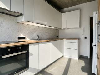 ENVOYEZ-NOUS VOTRE PROFIL VIA NOTRE SITE WEB WWW.ABRICASA.BE Appartement spacieux et récemment rénové avec 3 chambres à coucher et possibilité de parking près de Middelheimpark! Vous accédez à l'appartement au 1er étage par un ascenseur/escalier. Vous entrez dans le hall d'entrée avec une armoire encastrée. Le salon spacieux avec parquet en bois authentique et la cuisine entièrement équipée se trouvent à l'avant du bâtiment. La cuisine permet d'accéder à la terrasse avec une belle vue sur la verdure. La salle de bains comprend des toilettes, une baignoire et un double lavabo. Il y a une autre salle d'eau séparée avec une double douche. Il y a 3 chambres de 17, 15 et 12 m². Vous disposez également d'une buanderie séparée, de toilettes séparées et d'un placard de rangement intégré. Il est possible de louer 3 places de parking supplémentaires. L'appartement est idéalement situé à proximité de la ville et des différentes voies d'accès. Mobiscore 9.0/10.- NON MEUBLÉ- EPC: 96 kWh/m² UC: 2881546-RES-1 - Charges mensuelles: 230,- euro comprenant : entretien des parties communes - Garantie de loyer: 4.200,- euro (3 mois de loyer) - Disponible: immédiatement - Type de contrat: Durée déterminée (1 an) Abricasa est synonyme d'accompagnement immobilier personnel et actif de A à Z ! Appelez-nous pour un rendez-vous sans engagement au 03 259 04 04 ou passez à notre bureau à Kasteelstraat 58 - 2000 Anvers !