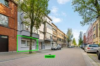 Dit gelijkvloerse appartement bevindt zich in het residentiële Westerkwartier te Oostende. In deze wijk zijn er tal van buurtwinkels, scholen en groen. Het centrum bereikt u in een handomdraai. <br /><br />Het appartement heeft een logische indeling met eerst een inkomhal; die leidt tot de leefkamer. Hier is er ruimte voor een eet-en leefhoek. De keuken is functioneel uitgerust. De tuin met terras is ontzettend ruim en vormt een aangename, zonnige rustplek doorheen de dag. <br /><br />Er zijn twee volwaardige slaapkamers aanwezig. In de badkamer is er een lavabo alsook een douche. <br /><br />Op heden is het pand verhuurd aan een vaste bewoner, waardoor hier dus evenzeer interessante investeringsmogelijkheden zijn. <br /><br />Bent u op zoek naar een investering, tweede verblijf of vaste stek? Aarzel dan niet en neem contact op voor meer info of een afspraak!<br /><br />