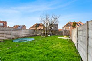 Op wandelafstand van het centrum van Veurne bevindt zich deze perfect instapklare woning.Via de inkomhal met gastentoilet betreedt u de gezellige...