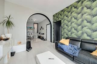 <p><span>Dit </span><span>lichtrijk appartement</span><span> te koop is gelegen op de 2de verdieping aan de Brederodestraat 117 vlakbij </span><span>'t Zuid in Antwerpen.</span><span> </span></p><p><span>Alle cafés, restaurants, supermarkten, winkels, mogelijkheden voor openbaar vervoer,... bevinden zich op enkele meters wandelen. </span></p><p><span>Goede </span><span>bereikbaarheid </span><span>naar invalswegen (A12 en E19).</span></p><p><span> </span></p><p><span>Het appartement heeft een oppervlakte van zo'n </span><span>76m²</span><span>, </span><span>2 ensuite slaapkamers </span><span>en een </span><span>lichte leefruimte.</span><span> </span></p><p><span> </span></p><p><span>Indeling</span></p><p><span>- gelegen op de 2de verdieping</span></p><p><span>- woonkamer en eetkamer</span></p><p><span>- gesloten ingerichte keuken</span></p><p><span>- slaapkamer 1 </span></p><p><span>- slaapkamer 2 </span></p><p><span>- badkamer met douche</span></p><p><span>- apart gastentoilet</span></p><p><span> </span></p><p><span>Algemeen gebouw</span></p><p><span>- goed onderhouden gebouw</span></p><p><span>- beschikbaar bij akte</span></p><p><span>- provisie 60 euro/maand </span></p><p><span>- elektrische installatie conform AREI</span></p><p><span>- centrale locatie in Antwerpen<br /><br /></span></p><p><span>Ben jij geïnteresseerd in dit appartement te koop in centrum Antwerpen, ben je op zoek naar ander vastgoed, een investering of wens je de waarde van jouw eigendom te kennen? Dan ben je bij BOLT immo aan het juiste adres! Wij helpen jou graag verder.</span></p><p><span> </span></p><p><span> </span></p>