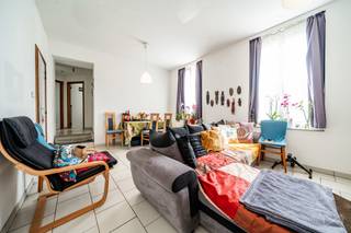 We Invest Liège et Cyril (0499/36.01.12) vous présentent cet appartement deux chambres situé au deuxième étage d’une petite copropriété soignée,...