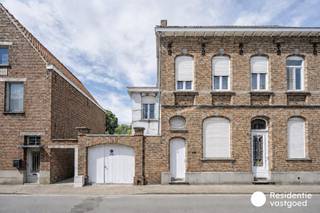 Welkom in de Poperbosstraat 16, waar dit imposante burgerhuis terug te vinden is. Gelegen in het centrum van Torhout, geniet deze eigendom van een uiterst centrale ligging. Supermarkten, scholen, openbaar vervoer met trein- en busverbindingen en tal van andere voorzieningen bevinden zich op wandel- en fietsafstand. Er is geen renovatieplicht wegens dat deze eigendom opgenomen is op de inventaris onroerend erfgoed.<br /><br />De eigendom is ingericht als 12 studentenkamers en biedt hierdoor een interessant investeringspotentieel. Mits een opfrissing kunnen de kamers opnieuw verhuurd worden, wat deze eigendom bijzonder interessant maakt voor investeerders.<br /><br />Tegelijk schuilt er in deze eigendom een potentieel voor wie droomt van een karaktervolle woning. Met de nodige renovatiewerken kan de oorspronkelijke grandeur opnieuw naar boven worden gebracht en kunnen de authentieke elementen opnieuw volledig tot hun recht komen.<br />De hoge plafonds, sierlijke kroonlijsten, decoratieve rozetten en authentieke houten plankenvloeren vormen slechts enkele van de karaktervolle elementen die deze eigendom te bieden heeft.<br /><br />De eigendom is gelegen op een perceel van 912 m². Achteraan bevindt zich een uitgestrekte tuin die, ondanks de centrale ligging, een rustige en groene omgeving biedt.<br /><br />Warm geworden van deze statige eigendom? Contacteer ons vandaag nog voor meer informatie of een bezoek ter plaatse!<br /><br />Neem voorsprong met een vrijblijvende schatting via:<br />www.residentievastgoed.be/gratisonlineschatten