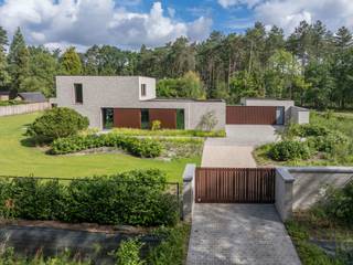 <p>In Halle-Zoersel bevindt zich deze exclusieve villa waar luxe, comfort en energiezuinig wonen perfect samenkomen. De woning is volledig omheind, beschikt over een prachtig aangelegde tuin en werd afgewerkt met duurzame materialen van topkwaliteit.<br /><br />INDELING:<br />Bij het betreden van de woning komt u in de ruime inkomhal. De keuken, die nog volledig naar eigen smaak kan worden ingericht, sluit aan op de stijlvolle leefruimte. Dankzij de grote raampartijen genieten beide ruimtes van een overvloed aan natuurlijk licht en een prachtig zicht op de tuin, waardoor binnen- en buitenleven harmonieus samenvloeien.<br /><br />Verder beschikt het gelijkvloers over een gastentoilet, aparte wasruimte en een indrukwekkende master suite met slaapkamer, dressing en badkamer voorzien van dubbele lavabo, ligbad en inloopdouche. Ook hier zorgen de grote raampartijen voor een mooi zicht op de tuin en versterken de hoogwaardige materialen de exclusieve uitstraling.<br /><br />Daarnaast biedt de woning een praktische berging met douche, die rechtstreeks toegang geeft tot de inpandige garage en de tuin.<br /><br />Op de eerste verdieping bevinden zich drie ruime slaapkamers, een afzonderlijk toilet en een tweede badkamer met dubbele lavabo en inloopdouche.<br /><br />Een extra troef is het multifunctionele bijgebouw met technische ruimte, berging en een polyvalente ruimte die volledig naar wens kan worden ingericht als kantoor, hobbyruimte of extra leefruimte.<br /><br />Ook technisch voldoet deze villa aan de hedendaagse normen. De woning is uitgerust met een energiezuinige warmtepomp, ventilatiesysteem type D, regenwaterput, laadpaal, waterzuiveringssysteem en automatisch besproeiingssysteem voor de tuin.<br /><br />De woning werd gerealiseerd na de afbraak van de bestaande bebouwing. De heropbouw werd aangevat in 2023 en voldoet aan de huidige kwaliteits- en energienormen.<br /><br />Bent u op zoek naar een exclusieve villa met een doordachte indeling, hoogwaardige afwerking en moderne technieken op een uitstekende locatie in Halle-Zoersel? Dan is deze unieke eigendom zeker een bezoek waard.<br /><br />BIJZONDERHEDEN:<br /><br />- Luxueuze afwerking<br />- Hedendaagse technieken<br />- Aangelegde tuin<br />- Ventilatie type D<br />- Warmtepomp<br />- 3-dubbele beglazing<br />- Alle ramen voorzien van inbouwscreens</p>
<p>Voor meer info of een bezoek ter plaatse kan u vrijblijvend contact opnemen met Kitty op 03.227.58.58 of kitty@reds.be.</p>