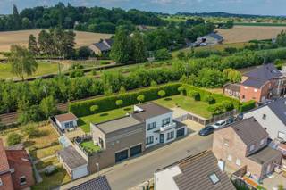 <p>Op een <strong>centrale ligging in Wilsele</strong> vindt u deze ruime en veelzijdige woning, ideaal voor wie comfortabel wil wonen met alle voorzieningen binnen handbereik.<br /><br />De woning onderscheidt zich door haar <strong>ruime en flexibele indeling</strong>. In de huidige toestand beschikt ze over <strong>drie volwaardige slaapkamers, met de mogelijkheid tot zes slaapkamers te creëren</strong>. De leefruimte bevindt zich op de eerste verdieping en biedt een aangename woonbeleving. De gelijkvloerse verdieping leent zich perfect voor een <strong>zelfstandige activiteit, praktijk of kantoor aan huis</strong>, maar kan evengoed worden ingericht als bijkomende leef- of slaapruimte.<br /><br />De woning werd de voorbije jaren grondig aangepakt. Zo werden de <strong>keuken en vloeren volledig vernieuwd in 2025</strong>. Ook de ramen, leidingen en zekeringskast werden vernieuwd, terwijl de gevel in 2024 een schilderbeurt kreeg. Dankzij de <strong>acht airco-units voor verwarming en koeling</strong> geniet u het hele jaar door van een aangenaam binnenklimaat.<br /><br />Daarnaast beschikt de woning over een kelder en een <strong>ruime garage met plaats voor vier wagens</strong>, ideaal als hobbyruimte, atelier of extra opslagruimte.<br /><br />Naast de woning bevindt zich <strong>een lot bouwgrond</strong>. Afhankelijk van de plannen die worden ingediend bij stad Leuven, is er potentieel voor een halfopen of open bebouwing, wat het geheel ook vanuit ontwikkelingsperspectief bijzonder interessant maakt. Achter deze bouwgrond bevindt zich nog een <strong>bijkomend stuk tuin</strong>, dat via een <strong>levenslang huurcontract met de NMBS aan €300 per jaar</strong> wordt gebruikt.</p>