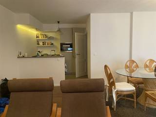 <p><span>Appartement de luxe au 1er étage dans le centre 's-Gravenwezel</span></p><p><span> </span></p><p><span>* Aménagement : hall d'entrée avec toilette, living sur parquet avec porte coulissante vers la terrasse couverte, cuisine ouverte sur mesure avec appareils Miele et débarras attenant, hall de nuit, 2 chambres à coucher sur sol stratifié de haute qualité, salle de bain avec douche à l'italienne / double lavabo</span></p><p><span> </span></p><p><span>- Chauffage central au gaz, chauffage par le sol</span></p><p><span>- ascenseur, vidéophone</span></p><p><span>- garage € 100 / mois</span></p><p><span>- frais communs € 50 / mois</span></p>