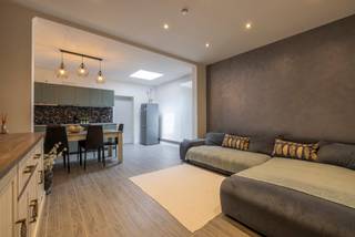 In een aangename straat, op wandelafstand van het centrum van Eeklo, bevindt zich deze instapklare woning met 4 slaapkamers. De woning combineert...