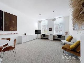 <p>Op een uitstekende ligging, vlak bij het Justitiepaleis op het Antwerpse Zuid en toch in alle rust, bevindt zich dit elegante duplexappartement. Het appartement maakt deel uit van een kleinschalig gebouw met slechts twee wooneenheden en strekt zich uit over de bovenste twee verdiepingen. Via de inkomhal bereikt u het tussenverdiep, waar de moderne, volledig ingerichte keuken zich bevindt, evenals een apart gastentoilet. Op de eerste verdieping vindt u een ruime en lichtrijke leefruimte van ca. 41 m², gekenmerkt door hoge plafonds en ingedeeld in een gezellige zit- en eetkamer met maatwerk. De grote ramen met dubbele beglazing zorgen voor een overvloed aan natuurlijk licht.De bovenste verdieping herbergt een comfortabele slaapkamer van ca. 17 m² met ingebouwde kasten en een stijlvolle, ruime badkamer. Deze strakke badkamer is uitgerust met een dubbel lavabomeubel, een inloopdouche en een toilet. Tot slot biedt een uittrektrap toegang tot de afgewerkte zolder. Het appartement beschikt over een privatieve gasverwarming en airconditioning. Ruime privatieve kelderberging.</p>