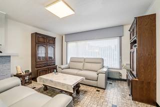 Sfeervolle woning met veel ruimte en potentieel, gelegen in het rustige Sint-Goriks-Oudenhove. Deze gesloten bebouwing betreden we via een ruime inkomhall dewelke toegang heeft tot de aangename leefruimte en de ruime leefkeuken. <br />Aansluitend vinden we nog een badkamer en afzonderlijk gastentoilet. Op het verdiep zijn twee ruime slaapkamers ingericht en een stockageruimte. Verder is er nog een derde kamertje die zich perfect leent tot het inrichten van een bureau, dressing, douchekamer,...<br />Aangenaam en ruim perceel met de nodige voorzieningen voor stockage.<br />Bezoeken? Bel 09/328.57.78<br />Raadpleeg JUNOvastgoed.be voor extra informatie en documenten!